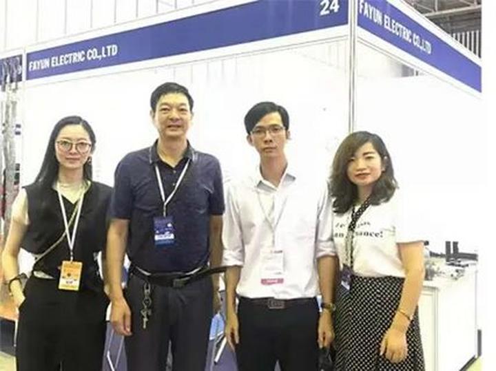 Nội dung: Mùa hè đang đầy vui vẻ với những bức tường nhảy vò đang xu hướng trên mạng